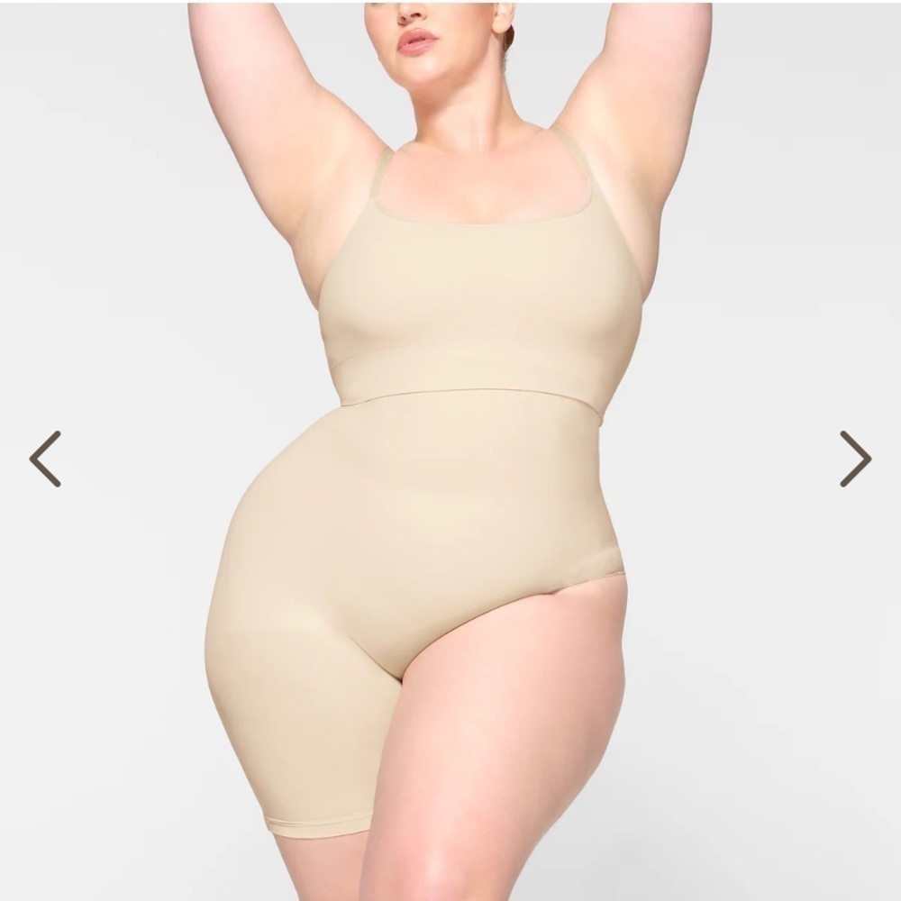SKIMS Seamless Sculpt Solution Short Left Leg Exposed in Clay Size M Shapewear